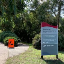 Geelong Botanic Gardens entrance sign west